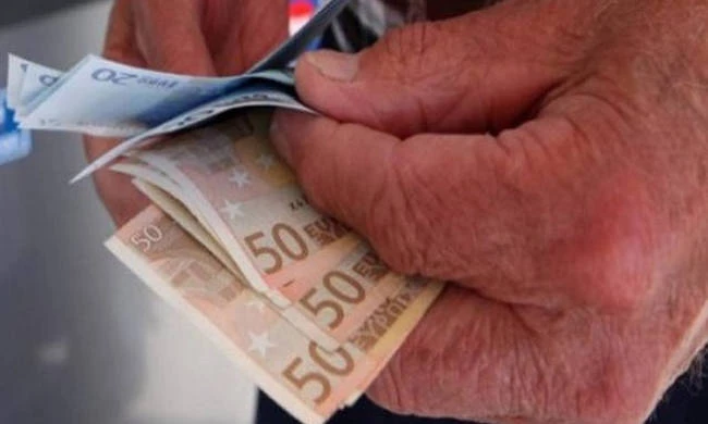 Η κυβέρνηση της… Αριστεράς μπλοκάρει το επίδομα για τους ανασφάλιστους υπερήλικες λόγω τεκμηρίων διαβίωσης
